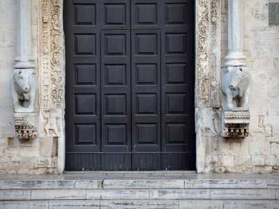 La facciata � caratterizzata da tre portali rettangolari, di cui quello centrale finemente decorato, con dei particolari buoi stilofori che adornano l�ingresso